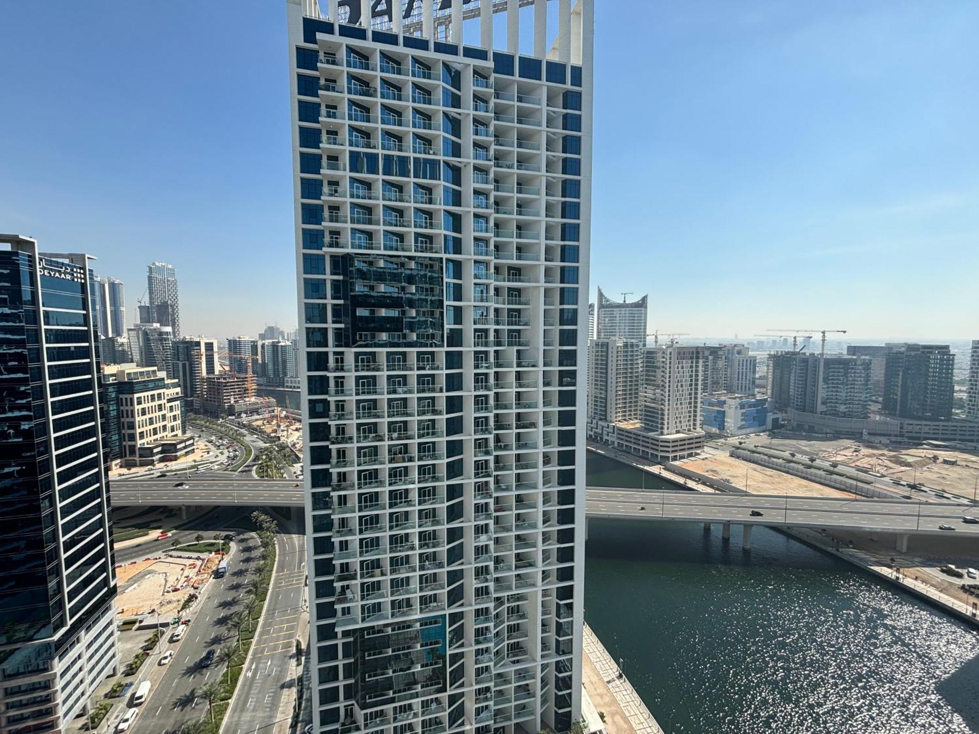 Deluxe Business Bay - Canal View - Gym & Pool Dubai