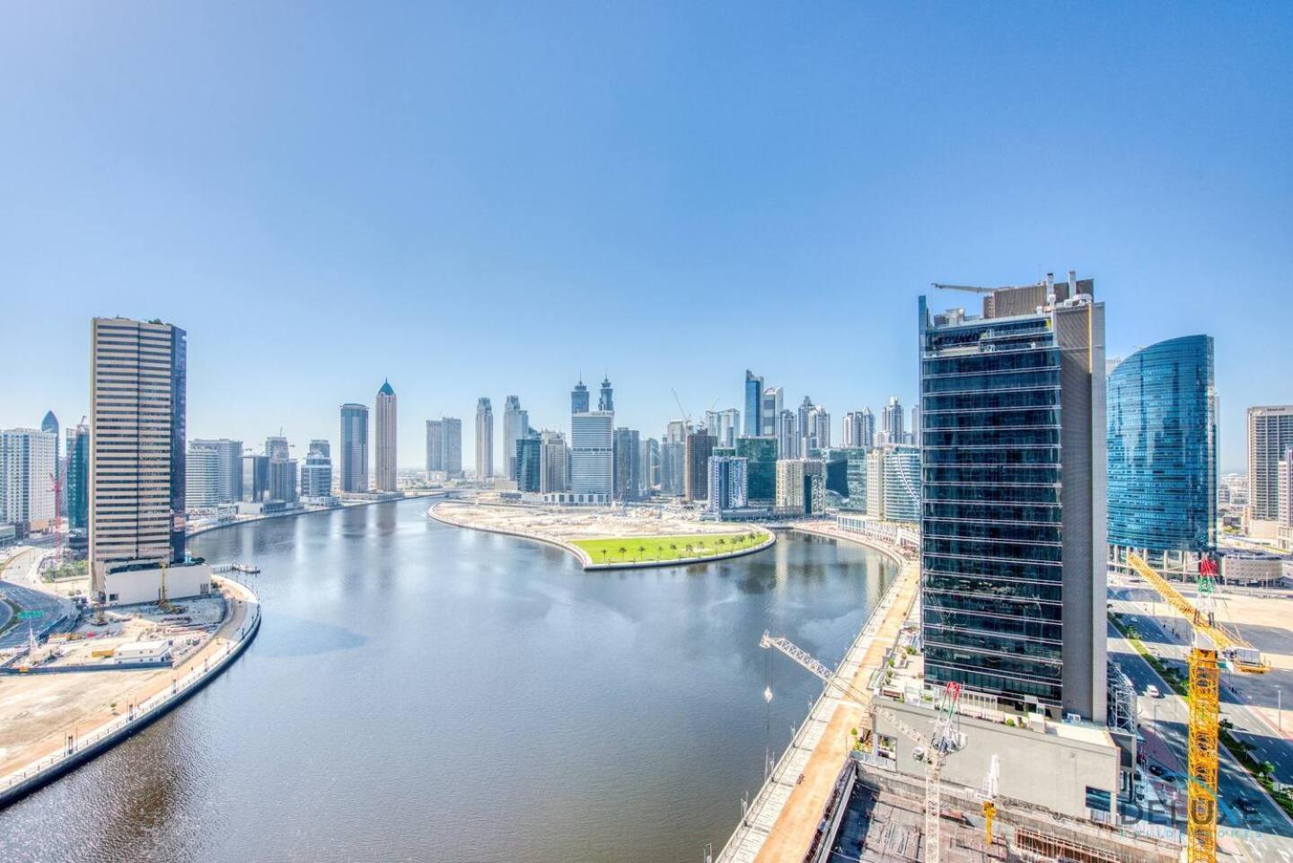 Deluxe Business Bay - Canal View - Gym & Pool Apartment
