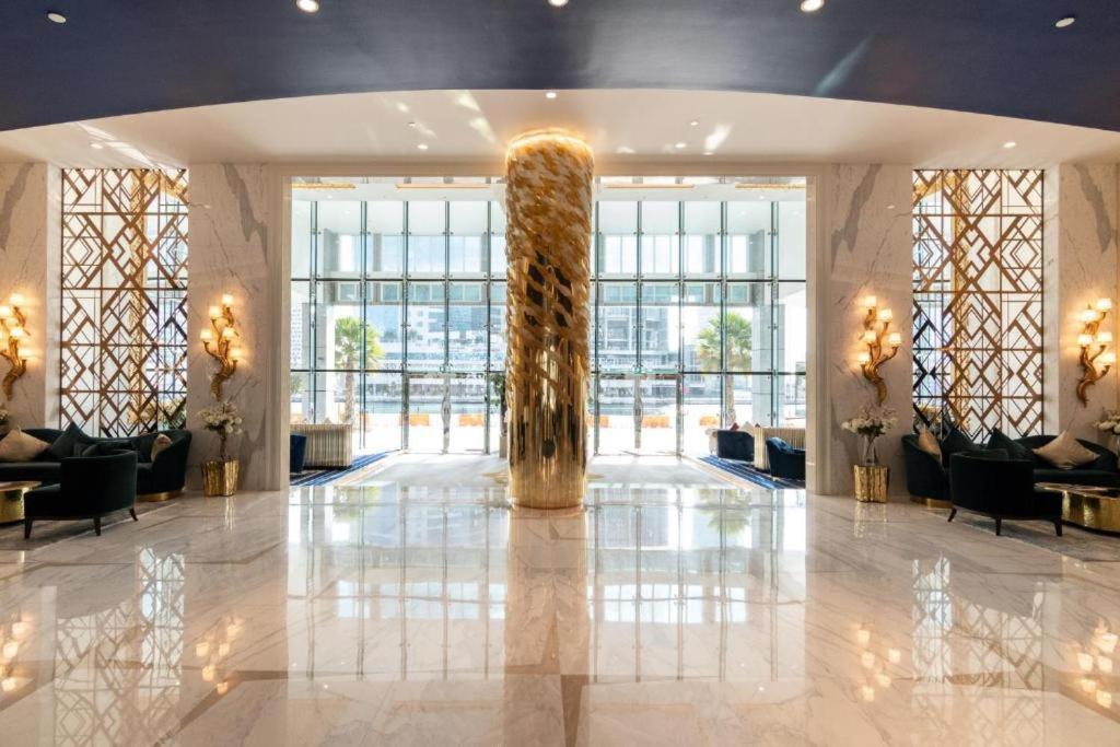 Deluxe Business Bay - Canal View - Gym & Pool Apartment *