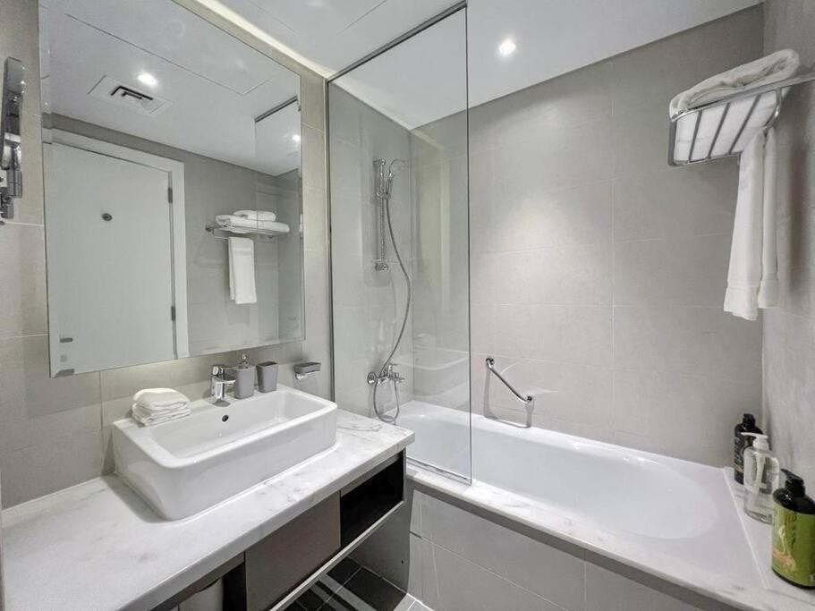 Apartment Deluxe Business Bay - Canal View - Gym & Pool