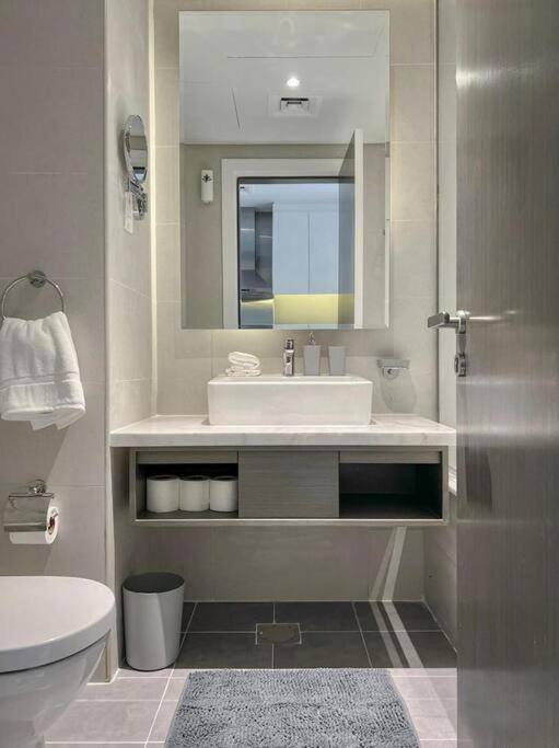 Deluxe Business Bay - Canal View - Gym & Pool Apartment *
