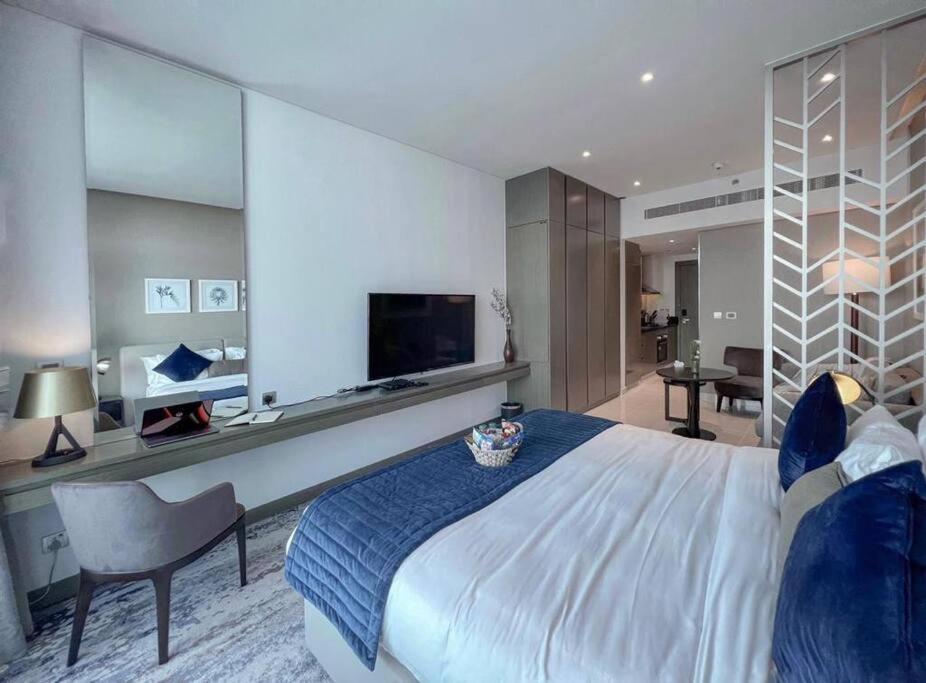 Apartment Deluxe Business Bay - Canal View - Gym & Pool *