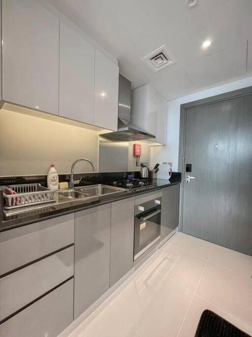 Deluxe Business Bay - Canal View - Gym & Pool Apartment Dubai