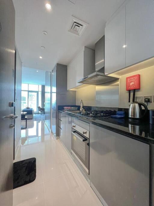 Deluxe Business Bay - Canal View - Gym & Pool Apartment *