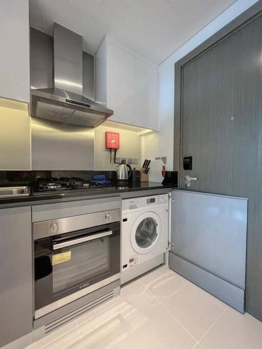 Apartment Deluxe Business Bay - Canal View - Gym & Pool