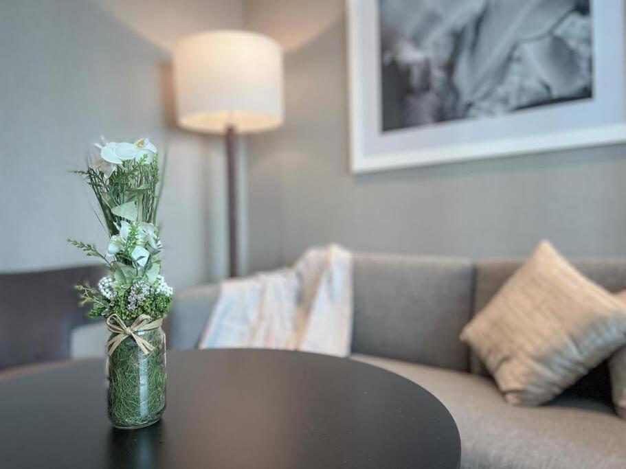 Apartment Deluxe Business Bay - Canal View - Gym & Pool *