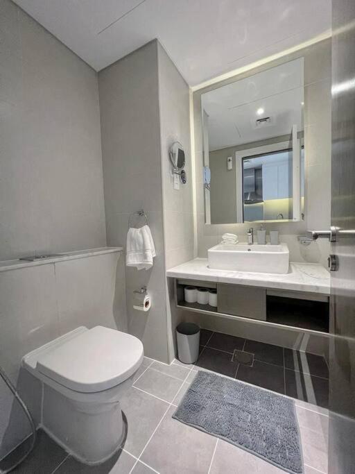 Deluxe Business Bay - Canal View - Gym & Pool Dubai