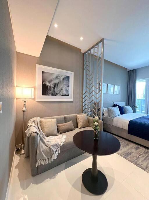 Deluxe Business Bay - Canal View - Gym & Pool Apartment