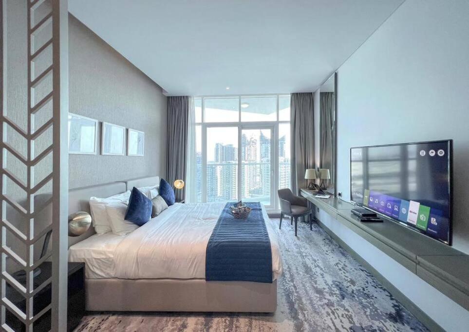Deluxe Business Bay - Canal View - Gym & Pool Apartment *