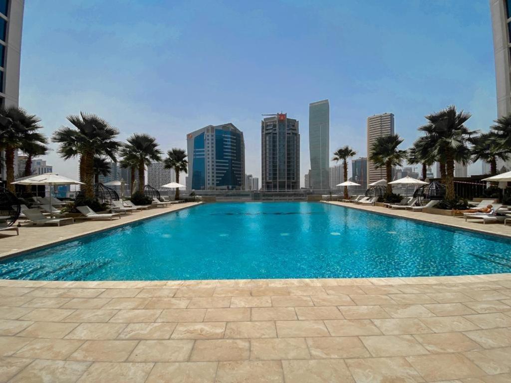 Deluxe Business Bay - Canal View - Gym & Pool Apartment *